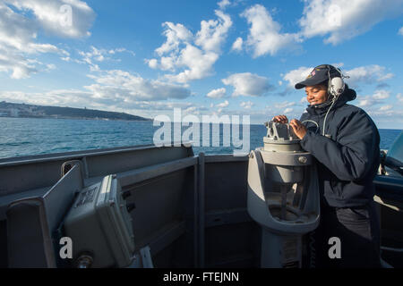 HAIFA, Israel (23. Dezember 2014) Quartiermeister Seemann Micole Horhn aus Cleveland, nimmt Bereich Lager an Bord der USS Cole (DDG-67), wie das Schiff Expeditionary in Haifa, Israel für einen geplanten Hafen-Besuch Mauren 23. Dezember 2014. Cole, ein Zerstörer der Arleigh-Burke-Klasse-geführte Flugkörper in Norfolk, Gridley führt Marinebetriebe in den USA 6. Flotte Bereich der Maßnahmen zur Erhöhung der Sicherheit der Vereinigten Staaten in Europa interessiert. Stockfoto