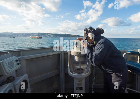 HAIFA, Israel (23. Dezember 2014) Quartiermeister Seemann Micole Horhn aus Cleveland, nimmt Bereich Lager an Bord der USS Cole (DDG-67), wie das Schiff Expeditionary in Haifa, Israel für einen geplanten Hafen-Besuch Mauren 23. Dezember 2014. Cole, ein Zerstörer der Arleigh-Burke-Klasse-geführte Flugkörper in Norfolk, Gridley führt Marinebetriebe in den USA 6. Flotte Bereich der Maßnahmen zur Erhöhung der Sicherheit der Vereinigten Staaten in Europa interessiert. Stockfoto