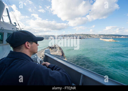 HAIFA, Israel (23. Dezember 2014) Chief Gunner's Mate David Tercero, von Thornton, Colorado, an Bord der USS Cole (DDG-67), ausgehende zivile Händler Verkehr überwacht, wie das Schiff Expeditionary in Haifa, Israel für einen geplanten Hafen-Besuch Mauren 23. Dezember 2014. Cole, ein Zerstörer der Arleigh-Burke-Klasse-geführte Flugkörper in Norfolk, Gridley führt Marinebetriebe in den USA 6. Flotte Bereich der Maßnahmen zur Erhöhung der Sicherheit der Vereinigten Staaten interessiert in Europa Stockfoto