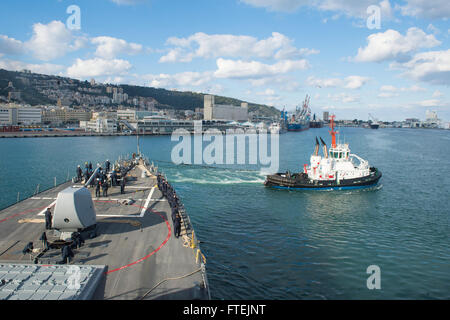 HAIFA, Israel (23. Dezember 2014) Matrosen an Bord USS Cole (DDG-67) stehen durch ihre Linien, wie ein Schlepper das Schiff in Setzung zum Festmachen Expeditionary in Haifa, Israel für einen geplanten Hafen-Besuch Manöver 23. Dezember 2014. Cole, ein Zerstörer der Arleigh-Burke-Klasse-geführte Flugkörper in Norfolk, Gridley führt Marinebetriebe in den USA 6. Flotte Bereich der Maßnahmen zur Erhöhung der Sicherheit der Vereinigten Staaten in Europa interessiert. Stockfoto