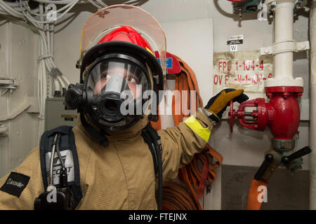 Atlantik (23. Dezember 2014) Rumpf Wartung Techniker Feuerwehrmann Joseph Porter, von Allentown, Pennsylvania, mans einen Feuer-Stecker während einer Brandbekämpfung Drill an Bord der Wasp-Klasse amphibischen Angriff Schiff USS Iwo Jima (LHD-7) 23. Dezember 2014. Die Iwo Jima amphibisches bereit Group/24th Marine Expeditionary Unit führt Marinebetriebe in den USA 6. Flotte Bereich der Maßnahmen zur Erhöhung der Sicherheit der Vereinigten Staaten in Europa interessiert. Stockfoto