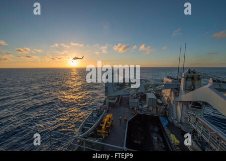 Atlantik (23. Dezember 2014) ein MH-60 Seahawk, Hubschrauber Meer bekämpfen Squadron (HSC) 28 zugewiesen fährt das Flugdeck der USS Fort McHenry (LSD-43) im Flugbetrieb 23. Dezember 2014. Fort McHenry, ein San-Antonio-Klasse amphibische Mehrzweck-Dock Landung Schiff, die Bestandteil der Iwo Jima amphibisches bereit Group/24th Marine Expeditionary Unit, ist führt Marinebetriebe in den USA 6. Flotte Bereich der Maßnahmen zur Erhöhung der Sicherheit der Vereinigten Staaten in Europa interessiert. Stockfoto