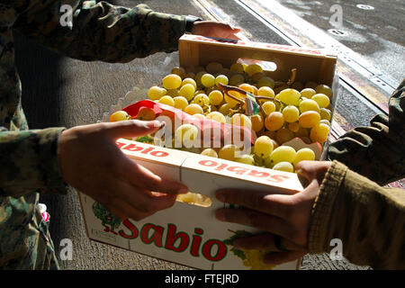 ROTA, Spanien (26. Dezember 2014) Marine mit der 24. Marine Expeditionary Unit Load frisch produzieren auf die USS Iwo Jima (LHD-7) an der Naval Station Rota, Spanien, 26. Dezember 2014. Durchführung der 24. MEU und Iwo Jima amphibisches bereit Gruppe Marinebetriebe in den USA 6. Flotte Bereich der Maßnahmen zur Erhöhung der Sicherheit der Vereinigten Staaten in Europa interessiert. Stockfoto