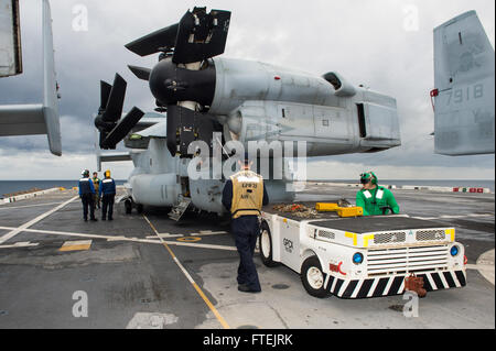 Mittelmeer (27. Dezember 2014) Seeleute an Bord der San-Antonio-Klasse amphibischen Dock Transportschiff USS New York (LPD-21) positionieren Sie ein MV-22 Osprey auf dem Flugdeck in Vorbereitung für den Flugbetrieb 26. Dezember 2014. New York, Teil der Iwo Jima amphibisches bereit Group/24th Marine Expeditionary Unit, führt Marinebetriebe in den USA 6. Flotte Bereich der Maßnahmen zur Erhöhung der Sicherheit der Vereinigten Staaten interessiert in Europa Stockfoto