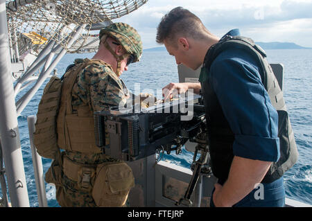 MEERENGE von GIBRALTAR (27. Dezember 2014) CPL. Christopher Twilley (links), ein Eingeborener von Centreville, Maryland, zugewiesen 24. Marine Expeditionary Unit und Luftfahrt Ordnanceman Flieger Chase Webb, ursprünglich aus Dayton, Ohio, überprüfen Sie ein 50 cal Maschinengewehr Munition auf amphibischer Angriff Schiff USS Iwo Jima (LHD-7), wie das Schiff die Meerenge von Gibraltar 27. Dezember 2014-Transite.  Iwo Jima, eingesetzt als Bestandteil der Iwo Jima amphibisches bereit Group/24th Marine Expeditionary Unit (IWO ARG/24 MEU), führt Marinebetriebe in den USA 6. Flotte Bereich der Maßnahmen zur Erhöhung der Sicherheit der Vereinigten Staaten in Stockfoto