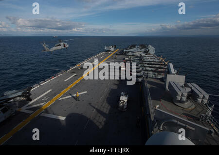 Straße von GIBRALTAR (27. Dezember 2014), die ein MH-60 Seahawk Hubschrauber Meer bekämpfen Squadron 28 entnimmt dem Flugdeck amphibischer Angriff Schiff USS Iwo Jima (LHD-7), während das Schiff einen ostwärts Transit von der Meerenge von Gibraltar 27. Dezember 2014 führt. Iwo Jima, eingesetzt als Bestandteil der Iwo Jima amphibisches bereit Group/24th Marine Expeditionary Unit (IWO ARG/24 MEU), führt Marinebetriebe in den USA 6. Flotte Bereich der Maßnahmen zur Erhöhung der Sicherheit der Vereinigten Staaten in Europa interessiert. Stockfoto