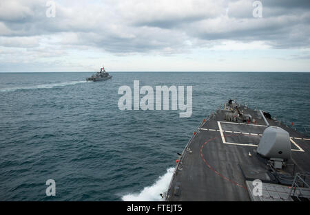 Schwarzes Meer (28. Dezember 2014) USS Donald Cook (DDG-75) führt Manöver mit der türkischen Marine 28. Dezember 2014. Donald Cook, ein Zerstörer der Arleigh-Burke-Klasse-geführte Flugkörper in Rota, Spanien, nach vorne bereitgestellt führt Marinebetriebe in den USA 6. Flotte Bereich der Maßnahmen zur Erhöhung der Sicherheit der Vereinigten Staaten in Europa interessiert. Stockfoto