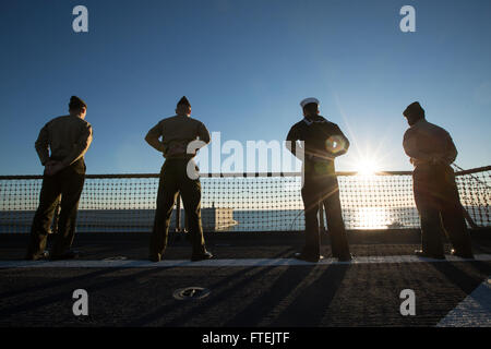 VALENCIA, Spanien (29. Dezember 2014) Marines und ein Matrose mit dem 24. Marine Expeditionary Unit und Iwo Jima amphibisches bereit Gruppe Mann die Schienen an Bord USS Fort McHenry (LSD 43) 29. Dezember 2014. Die Marines und Segler zog in Valencia, Spanien, für einen Port-Besuch über Silvester Urlaub. Durchführung der 24. MEU und Iwo Jima ARG Marinebetriebe in den USA 6. Flotte Bereich der Maßnahmen zur Erhöhung der Sicherheit der Vereinigten Staaten in Europa interessiert. Stockfoto