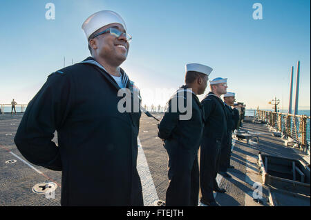 VALENCIA, Spanien (29. Dezember 2014) Matrosen und Marinesoldaten an Bord der Whidbey-Island-Klasse amphibischen Dock Landungsschiff USS Fort McHenry (LSD 43) Mann die Schienen bei der Eingabe der Hafen von Valencia, Spanien 29. Dezember 2014. Fort McHenry, eingesetzt als Bestandteil der Iwo Jima amphibisches bereit Group/24th Marine Expeditionary Unit, führt Marinebetriebe in den USA 6. Flotte Bereich der Maßnahmen zur Erhöhung der Sicherheit der Vereinigten Staaten in Europa interessiert. Stockfoto