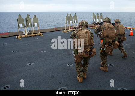 Mittelmeer (4. Januar 2015) Marines, Lima Unternehmen, Battalion Landing Team zugewiesen 3. Bataillon 6. Marine Regiment, 24. Marine Expeditionary Unit, Teilnahme an einer live-Feuer-Übung auf dem Flugdeck an Bord der USS Iwo Jima 4. Januar 2015. Durchführung der 24. MEU und Iwo Jima amphibisches bereit Gruppe Marinebetriebe in den USA 6. Flotte Bereich der Maßnahmen zur Erhöhung der Sicherheit der Vereinigten Staaten in Europa interessiert. Stockfoto