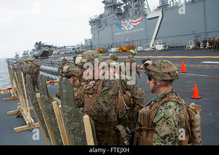 Mittelmeer (4. Januar 2015) Marines, Lima Unternehmen, Battalion Landing Team zugewiesen 3. Bataillon, 6. Marine Regiment, 24. Marine Expeditionary Unit, erfassen ihre Fehlschüsse Platzierungen während einer live-Feuer-Übung auf dem Flugdeck an Bord der USS Iwo Jima 4. Januar 2015. Durchführung der 24. MEU und Iwo Jima amphibisches bereit Gruppe Marinebetriebe in den USA 6. Flotte Bereich der Maßnahmen zur Erhöhung der Sicherheit der Vereinigten Staaten in Europa interessiert. Stockfoto