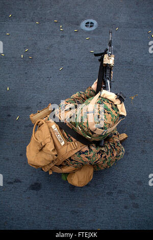 Mittelmeer (4. Januar 2015) Lance Cpl. Collins Lipscomb, eine Infanterie-Schütze, Lima Unternehmen, Battalion Landing Team zugewiesen 3. Bataillon, 6. Marine Regiment, 24. Marine Expeditionary Unit, feuert seine Gewehr M16A4 während einer live-Feuer-Übung auf dem Flugdeck an Bord der USS Iwo Jima 4. Januar 2015. Durchführung der 24. MEU und Iwo Jima amphibisches bereit Gruppe Marinebetriebe in den USA 6. Flotte Bereich der Maßnahmen zur Erhöhung der Sicherheit der Vereinigten Staaten in Europa interessiert. Stockfoto