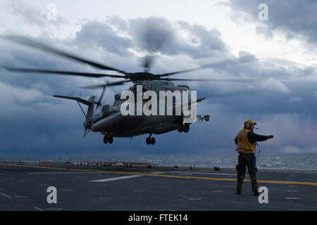 Ein CH-53E Super Hallion Hubschrauber der Marine Medium Tiltrotor Squadron 365 (verstärkt), 24th Marine Expeditionary Unit, startet am 6. Januar 2014 vom Flugdeck der USS *Iwo Jima*. Diese Operation war Teil der Marineoperationen der 6. US-Flotte zur Unterstützung nationaler Sicherheitsinteressen in Europa. Die 24. MEU und die Iwo Jima Amphibious Ready Group führten Übungen im Mittelmeer durch. Stockfoto
