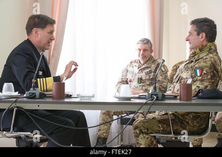 150107-N-OX801-039 Neapel (7. Januar 2015) Admiral Mark Ferguson, Commander, US Naval Forces Europe-Africa, links, im Gespräch mit Generalleutnant Carmine De Pascale, Kommandant, 2. Defense Force, während einer kurzen aus älteren italienischen Armee Personal Caserma Cavalleri in Neapel, Italien, 7. Januar 2015. (Foto: U.S. Navy Mass Communication Specialist 3. Klasse Daniel P. Schumacher/freigegeben) Stockfoto