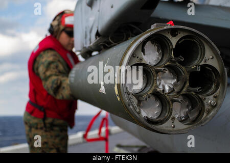 150107-M-WA276-052 Mittelmeer (7. Januar 2015) Gunnery Sergeant Edward Lujan, ein Luftfahrt Ordnance Häuptling mit Marine Medium Tiltrotor Geschwader 365 (Stahlbeton), 24. Marine Expeditionary Unit, lädt eine 2,75-Zoll-Rakete in eine LAU-68 Rocket Pod befestigt, ein Kampfhubschrauber AH-1W Kobra an Bord der USS Iwo Jima (LPD 7) 7. Januar 2015. Durchführung der 24. MEU und Iwo Jima amphibisches bereit Gruppe Marinebetriebe in den USA 6. Flotte Bereich der Maßnahmen zur Erhöhung der Sicherheit der Vereinigten Staaten in Europa interessiert. (Foto: U.S. Marine Corps Obergefreiter Dani A. Zunun) Stockfoto