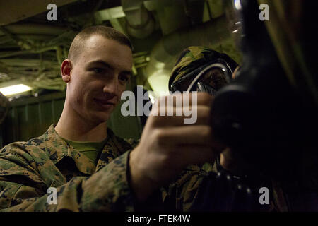 150108-M-QZ288-148 Mittelmeer (8. Januar 2015) CPL. Christopher Waters, Spezialist für chemische, biologische, radiologische und nukleare Verteidigung mit Hauptsitz und Dienstleistungsunternehmen, Battalion Landing Team 3. Bataillon, 6. Marine Regiment, 24. Marine Expeditionary Unit, passt ein Student M50 Joint-Service Allzweck Gasmaske während einen Auffrischungskurs themenorientierte schützende Haltung Ausrüstung an Bord der USS Iwo Jima (LHD-7) 8. Januar 2015. Durchführung der 24. MEU und Iwo Jima amphibisches bereit Gruppe Marinebetriebe in den USA 6. Flotte Bereich der Maßnahmen zur Erhöhung der US-nationalen Se Stockfoto