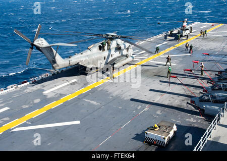 150109-N-QM905-003 Mittelmeer (9. Januar 2015) Matrosen und Marinesoldaten an Bord amphibischer Angriff Schiff USS Iwo Jima (LHD-7) bereiten eine CH-53E Super Stallion (links) und einer AH-1W Super Cobra (rechts) aus Marine Medium Tiltrotor Geschwader 365 (Reinforced) verstauen auf dem Flugdeck 9. Januar 2015. Iwo Jima, Bestandteil der Iwo Jima amphibisches bereit Group/24th Marine Expeditionary Unit, führt Marinebetriebe in den USA 6. Flotte Bereich der Maßnahmen zur Erhöhung der Sicherheit der Vereinigten Staaten in Europa interessiert. (Foto: U.S. Navy Masse Kommunikation Spezialist Seemann Shelby M. Tucker / veröffentlicht) Stockfoto