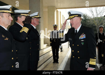 150112-N-UI568-031 NAVAL STATION ROTA, Spanien (12. Januar 2015) Vice Admiral James Foggo, Commander, U.S. 6. Flottille, Recht, grüßt Mitglieder der spanischen Marine während der Büro betreten mit ADM Santiago Bolibar Piñeiro, spanische Admiral der Flotte, 12. Januar 2015. Foggo des zweitägigen Besuch in Rota beteiligt Touren zu verschiedenen Einrichtungen an Bord der Installation und Treffen mit der spanischen Marine. (Foto: U.S. Navy Morgan über/freigegeben) Stockfoto