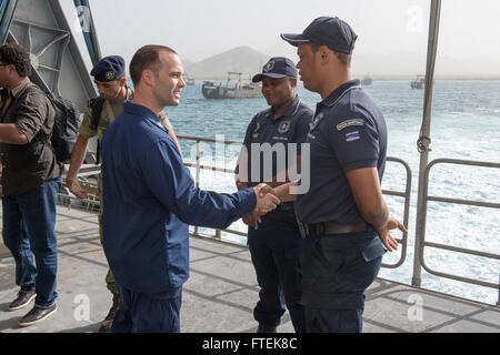 150113-N-JP249-045 Atlantik (13. Januar 2015) Lt. Matthew Leisy, ein Matrose an Bord USNS Speerspitze (JHSV 1), links, in Angriff genommen stellt sich an die Mitglieder der Cabo Verde Küstenwache 13. Januar 2015. Speerspitze, eine gemeinsame High-Speed-Schiff Military Sealift Command ist auf eine geplante Bereitstellung in den USA 6. Flotte Einsatzgebiet zur Unterstützung der internationalen Zusammenarbeit Kapazitäten Programm Afrika Partnerschaft Station. (Foto: U.S. Navy Mass Communication Specialist 2. Klasse Kenan O'Connor/freigegeben) Stockfoto