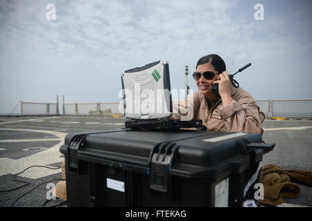 150116-N-RB579-058 Atlantik (16. Januar 2015) Marine Aircrewman (Operator) 2. Klasse Alana Rondon, aus Tampa, Florida, hält Kommunikation mit Flugzeugen auf der Station, an Bord das Flugdeck des Military Sealift Command gemeinsame High-Speed-Schiff USNS Speerspitze (JHSV 1) 16. Januar 2015. Speerspitze ist auf eine geplante Bereitstellung in die USA 6. Flotte Einsatzgebiet zur Unterstützung der internationalen Zusammenarbeit Kapazitäten Programm Afrika Partnerschaft Station. (Foto: U.S. Navy Mass Communication Specialist 1. Klasse Joshua Davies/freigegeben) Stockfoto