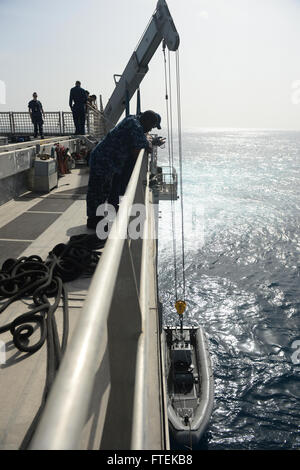 150117-N-RB579-104 Atlantik (17. Januar 2015) Segler, Küste Gardisten und Zivildienst Seeleute Operationen kleines Boot auf das Military Sealift Command gemeinsame High-Speed-Schiff USNS Speerspitze (JHSV 1) 17. Januar 2015. Speerspitze ist auf eine geplante Bereitstellung in die USA 6. Flotte Einsatzgebiet zur Unterstützung der internationalen Zusammenarbeit Kapazitäten Programm Afrika Partnerschaft Station. (Foto: U.S. Navy Mass Communication Specialist 1. Klasse Joshua Davies/freigegeben) Stockfoto