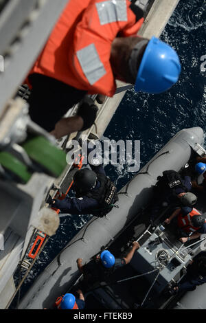 Seeleute, Küstenwächter und Beamte führen am 17. Januar 2015 Kleinboote an Bord der USNS Spearhead (JHSV 1) im Atlantik durch. Speerhead wird eingesetzt, um die Afrika-Partnerschaftsstation zu unterstützen und die Fähigkeiten zur Gefahrenabwehr im Seeverkehr im Gebiet der 6. Flotte zu verbessern. Stockfoto