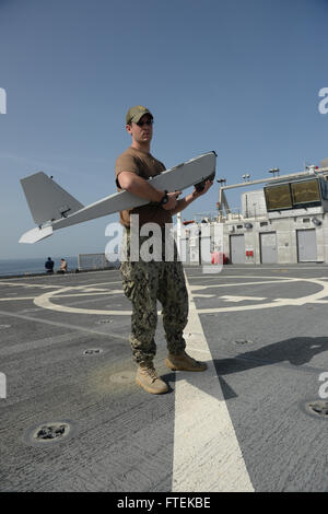 150117-N-RB579-195 Atlantik (17. Januar 2015) Information Systems Technician 2. Klasse Joshua Lesperance, Spring Valley, Illinois, bereitet ein PUMA-kleine unbemannte Flugzeuge-System aus dem Military Sealift Command gemeinsame High-Speed-Schiff USNS Speerspitze (JHSV 1) 17. Januar 2015 starten. Speerspitze ist auf eine geplante Bereitstellung in die USA 6. Flotte Tätigkeitsbereich in der Unterstützung der internationalen Zusammenarbeit Kapazitäten Programm Afrika Partnerschaft Station. (Foto: U.S. Navy Mass Communication Specialist 1. Klasse Joshua Davies/freigegeben) Stockfoto