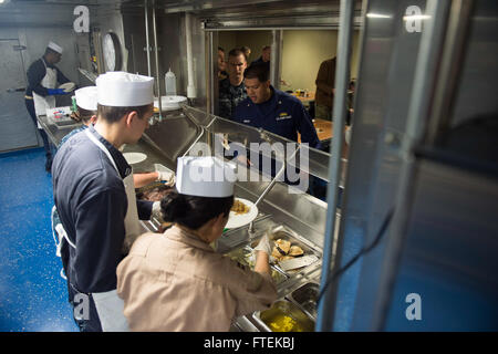 Die USNS Spearhead (JHSV 1), ein gemeinsames Hochgeschwindigkeitsschiff, serviert Seeleuten und Küstenwachen während ihres Einsatzes zur Unterstützung der Africa Partnership Station ein Abendessen und verbessert so den Aufbau von Kapazitäten in Afrika. Stockfoto