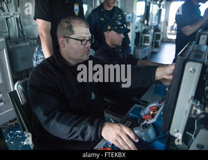 150119-N-ZZ999-285 MEDITERRANEAN SEA (19. Januar 2015) Chief Gunner's Mate Adam Harlan, aus Charlotte, North Carolina, beteiligt sich an einer live-Feuer-Übung an Bord USS Donald Cook (DDG-75) 19. Januar 2015. Donald Cook, ein Zerstörer der Arleigh-Burke-Klasse-geführte Flugkörper in Rota, Spanien, nach vorne bereitgestellt führt Marinebetriebe in den USA 6. Flotte Bereich der Maßnahmen zur Erhöhung der Sicherheit der Vereinigten Staaten in Europa interessiert. (US Navy Foto von Seemann Rekrut Alexis Smith/freigegeben) Stockfoto