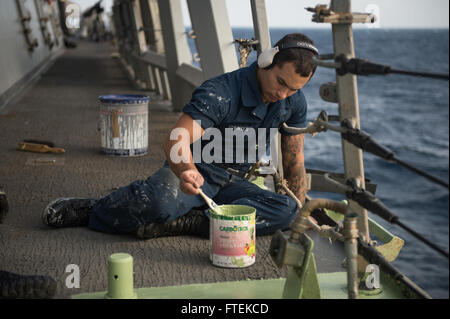 150120-N-JN664-107 Mittelmeer (20. Januar 2015) Seemann Tony Fuentes, führt von Port Saint Lucid, Florida, Erhaltung Wartung der Mittelmotor angeschlossenen Nachschub-Station an Bord USS Donald Cook (DDG-75) 20. Januar 2015. Donald Cook, ein Zerstörer der Arleigh-Burke-Klasse-geführte Flugkörper in Rota, Spanien, nach vorne bereitgestellt führt Marinebetriebe in den USA 6. Flotte Bereich der Maßnahmen zur Erhöhung der Sicherheit der Vereinigten Staaten in Europa interessiert. (Foto: U.S. Navy Mass Communication Specialist 2. Klasse Karolina A. Oseguera/freigegeben) Stockfoto