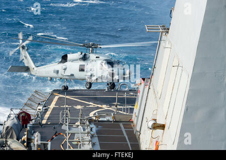 Mittelmeer (23. Januar 2015) landet ein MH-60R Seahawk Hubschrauber, die "Viper" Helicopter Anti-Submarine Squadron (Licht) 48 zugewiesen an Bord USS Cole (DDG-67) im Flugbetrieb mit der Ticonderoga-Klasse geführte Flugkörper Kreuzer USS Vicksburg (CG-69) 23. Januar 2015. USS Cole, ein Zerstörer der Arleigh-Burke-Klasse-geführte Flugkörper in Norfolk, Gridley führt Marinebetriebe in den USA 6. Flotte Bereich der Maßnahmen zur Erhöhung der Sicherheit der Vereinigten Staaten in Europa interessiert. Stockfoto