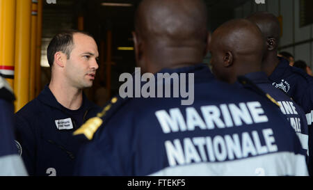 Atlantik (24. Januar 2015) Lt. Matthew Leisy, zugewiesen US Coast Guard Law Enforcement Ablösung 407, erläutert berät mit Mitgliedern der senegalesischen "Marine Nationale" vor der Durchführung von kleinen Boot Operationen auf das Military Sealift Command gemeinsame High-Speed-Schiff USNS Speerspitze (JHSV 1) 24. Januar 2015. Speerspitze ist auf eine geplante Bereitstellung in die USA 6. Flotte Einsatzgebiet zur Unterstützung der internationalen Zusammenarbeit Kapazitäten Programm Afrika Partnerschaft Station. Stockfoto