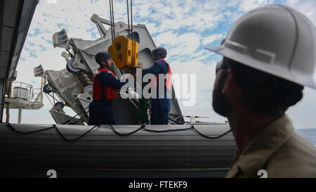 Atlantik (24. Januar 2015) Chief Mate James Regan, Handlungen rechts wie links ein Sicherheit-Beobachter als Bootsmann der 1. Klasse Nikolaus Popowski, Mate und Bootsmann 2. Klasse Brendan Kenney Verhalten kleines Boot Operationen auf das Military Sealift Command gemeinsame High-Speed-Schiff USNS Speerspitze (JHSV 1) 24. Januar 2015 Mate. Speerspitze ist auf eine geplante Bereitstellung in die USA 6. Flotte Einsatzgebiet zur Unterstützung der internationalen Zusammenarbeit Kapazitäten Programm Afrika Partnerschaft Station. Stockfoto