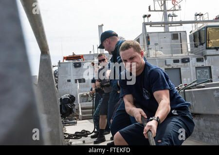 Atlantik (24. Januar 2015) US Navy Matrosen und Zivildienst Mariners schleppen in einer Linie auf das Military Sealift Command gemeinsame High-Speed-Schiff USNS Speerspitze (JHSV 1) 24. Januar 2015. Speerspitze ist auf eine geplante Bereitstellung in die USA 6. Flotte Einsatzgebiet zur Unterstützung der internationalen Zusammenarbeit Kapazitäten Programm Afrika Partnerschaft Station. Stockfoto