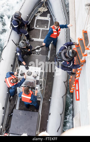 Atlantik (24. Januar 2015) klettert ein Internat Teammitglied aus dem Senegal militärische unten von USNS Speerspitze (JHSV 1) zu einem wartenden Festrumpf Schlauchboot 24. Januar 2015. Speerspitze ist auf eine geplante Bereitstellung in die USA 6. Flotte Einsatzgebiet zur Unterstützung der internationalen Zusammenarbeit Kapazitäten Programm Afrika Partnerschaft Station. Stockfoto