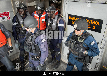150129-N-JP249-027 Atlantik (29. Januar 2015) U.S. Coast Guard Personal- und Mitglieder des Militärs Senegal vorbereiten einer Trainingsmission auf Military Sealift Command gemeinsame High-Speed-Schiff USNS Speerspitze (JHSV 1), 29. Januar 2015. Speerspitze ist auf eine geplante Bereitstellung in die USA 6. Flotte Einsatzgebiet zur Unterstützung der internationalen Zusammenarbeit Kapazitäten Programm Afrika Partnerschaft Station. (Foto: U.S. Navy Mass Communication Specialist 2. Klasse Kenan O'Connor/freigegeben) Stockfoto