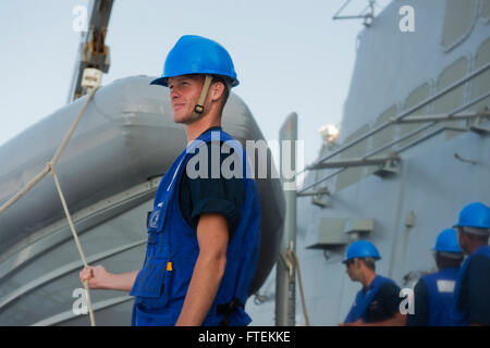 130901-N-IY142-403 Mittelmeer (1. September 2013) Seemann Raymond Parker bereitet sich auf das Festrumpf Schlauchboot im kleinen Boot Betrieb an Bord der Arleigh-Burke-Klasse geführte Flugkörper Zerstörer USS Mahan (DDG-72) zu senken. USS Mahan, Gridley in Norfolk, Virginia, ist auf eine geplante Bereitstellung unterstützen maritimer Sicherheitsoperationen und Sicherheitsbemühungen Zusammenarbeit Theater in den USA 6. Flotte Aufgabengebiet. (Foto: U.S. Navy Mass Communication Specialist 2. Klasse John Herman/freigegeben) Stockfoto