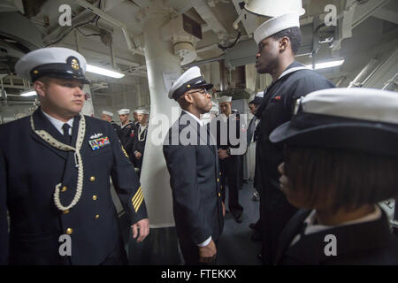 150131-N-TC720-016-Mittelmeer (31. Januar 2015) - Command Master Chief Michael Fisher leitet eine Kleid blau-Inspektion an Bord USS Cole (DDG-67) 31. Januar 2015. Cole, ein Zerstörer der Arleigh-Burke-Klasse-geführte Flugkörper in Norfolk, Gridley führt Marinebetriebe in den USA 6. Flotte Bereich der Maßnahmen zur Erhöhung der Sicherheit der Vereinigten Staaten in Europa interessiert. (Foto: U.S. Navy Mass Communication Specialist 3. Klasse Matte Murch/freigegeben) Stockfoto