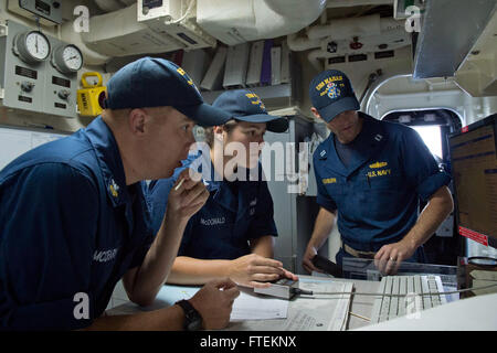 MEDITERRANEAN SEA (2. September 2013) - Segler an Bord der Arleigh-Burke-Klasse geführte Flugkörper Zerstörer USS Mahan (DDG-72), überprüfen Sie eine geplante Navigations-Route auf einem digitalen Grafik-Display. Mahan läuft derzeit im Mittelmeer zur Unterstützung der U.S. 6. maritime Flottenoperationen. (Foto: U.S. Navy Mass Communication Specialist 2. Klasse John Herman/freigegeben) Stockfoto