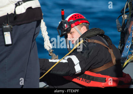 Mittelmeer (4. Februar 2015) Sonar Techniker 2. Klasse Kevin J. Allison, II, vom Avrill Park, New York, bereitet sich auf das Wasser während einer Mann-über-Bord-Drill an Bord der USS Cole (DDG-67) 4. Februar 2015 geben. Cole, ein Zerstörer der Arleigh-Burke-Klasse-geführte Flugkörper in Norfolk, Gridley führt Marinebetriebe in den USA 6. Flotte Bereich der Maßnahmen zur Erhöhung der Sicherheit der Vereinigten Staaten in Europa interessiert. (Foto: U.S. Navy Mass Communication Specialist 3. Klasse Matte Murch/freigegeben) Stockfoto