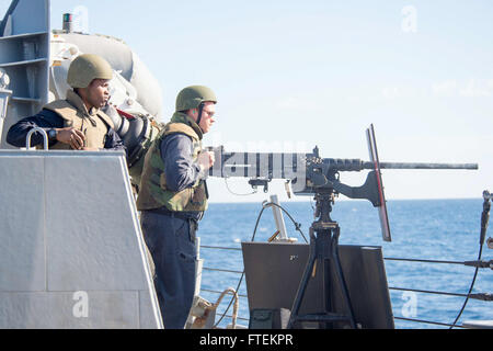 Mittelmeer (5. Februar 2015) Schütze Mate 3. Klasse James Lumbley von Livingston, Texas, Brände eine Maschinengewehr Browning M2.50 Kaliber während eines Trainings von scharfer Munition an Bord der USS Cole (DDG-67) 5. Februar 2015. Cole, ein Zerstörer der Arleigh-Burke-Klasse-geführte Flugkörper in Norfolk, Gridley führt Marinebetriebe in den USA 6. Flotte Bereich der Maßnahmen zur Erhöhung der Sicherheit der Vereinigten Staaten in Europa interessiert. (Foto: U.S. Navy Mass Communication Specialist 3. Klasse Matte Murch/freigegeben) Stockfoto