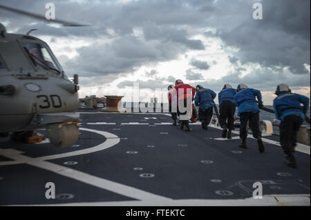 Mittelmeer (8. Februar 2015) Matrosen an Bord USS Donald Cook (DDG-75) führen eine heiße tanken mit einem MH-60 Seahawk Hubschrauber aus der Dragon Wale der Hubschrauber Meer bekämpfen Squadron (HSC) 28 während einer Fluges Viertel Evolution 8. Februar 2015. Donald Cook, ein Zerstörer der Arleigh-Burke-Klasse-geführte Flugkörper in Rota, Spanien, nach vorne bereitgestellt führt Marinebetriebe in den USA 6. Flotte Bereich der Maßnahmen zur Erhöhung der Sicherheit der Vereinigten Staaten in Europa interessiert. (Foto: U.S. Navy Mass Communication Specialist 2. Klasse Karolina A. Oseguera/freigegeben) Stockfoto