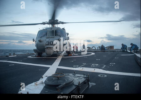 Mittelmeer (8. Februar 2015) Matrosen an Bord USS Donald Cook (DDG-75) führen eine heiße Betankung auf AnMH der 60er Jahre Seahawk Hubschrauber aus der Dragon Wale der Hubschrauber Meer bekämpfen Squadron (HSC) 28 während einer Fluges Viertel Evolution 8. Februar 2015. Donald Cook, ein Zerstörer der Arleigh-Burke-Klasse-geführte Flugkörper in Rota, Spanien, nach vorne bereitgestellt führt Marinebetriebe in den USA 6. Flotte Bereich der Maßnahmen zur Erhöhung der Sicherheit der Vereinigten Staaten in Europa interessiert. (Foto: U.S. Navy Mass Communication Specialist 2. Klasse Karolina A. Oseguera/freigegeben) Stockfoto