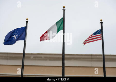 Neapel, Italien (9. Februar 2015) der NATO Flagge, links; der italienische Ensign, das Zentrum; und der U.S.A. Ensign fliegen vom Mast im Schnee in Naval Support Aktivität Neapel 9. Februar 2015. U.S. 6. Flottille mit Sitz in Neapel, Italien, führt das gesamte Spektrum der gemeinsamen und Marine Operationen oft in Konzert mit Alliierten, gemeinsame und ressortübergreifende Partnern, um nationale Interessen der USA und Sicherheit und Stabilität in Europa und Afrika zu fördern. (Foto: U.S. Navy Mass Communication Specialist 3. Klasse Daniel P. Schumacher/freigegeben) Stockfoto