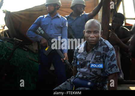 Atlantik (10. Februar 2015) Segler, Küste Gardisten und ghanaischen Servicemembers führen Besuch, Board, Durchsuchung und Beschlagnahme Maßnahmen zur Erhöhung der Maritime Law Enforcement Partnerschaft Afrika 10. Februar 2015. Speerspitze ist auf eine geplante Bereitstellung in die USA 6. Flotte Einsatzgebiet zur Unterstützung der internationalen Zusammenarbeit Kapazitäten Programm Afrika Partnerschaft Station. (Foto: U.S. Navy Mass Communication Specialist 1. Klasse Joshua Davies/freigegeben) Stockfoto