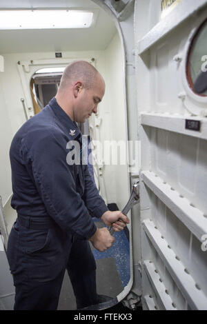 CONSTANTA, Rumänien (11. Februar 2015) Schaden Controlman 2. Klasse Charles Pace, aus Lynneville, Indiana, führt Wartungsarbeiten an einem schnell wirkenden wasserdichten Tür an Bord der USS Cole (DDG-67) 11. Februar 2015. Cole, ein Zerstörer der Arleigh-Burke-Klasse-geführte Flugkörper in Norfolk, Gridley führt Marinebetriebe in den USA 6. Flotte Bereich der Maßnahmen zur Erhöhung der Sicherheit der Vereinigten Staaten in Europa interessiert. (Foto: U.S. Navy Mass Communication Specialist 3. Klasse Matte Murch/freigegeben) Stockfoto