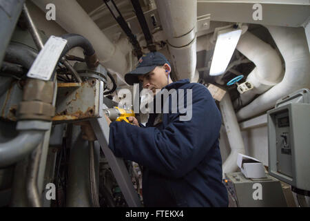 CONSTANTA, Rumänien (11. Februar 2015) Maschinist Mate 3. Klasse Samuel Japuncha, aus Cortland, Ohio, führt Wartungsarbeiten an einem Hochdruck-Kompressor an Bord der USS Cole (DDG-67) 11. Februar 2015. Cole, ein Zerstörer der Arleigh-Burke-Klasse-geführte Flugkörper in Norfolk, Gridley führt Marinebetriebe in den USA 6. Flotte Bereich der Maßnahmen zur Erhöhung der Sicherheit der Vereinigten Staaten in Europa interessiert. (Foto: U.S. Navy Mass Communication Specialist 3. Klasse Matte Murch/freigegeben) Stockfoto