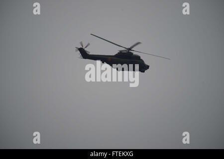 Ein rumänischer IAR-330 Puma Hubschrauber führt am 12. Februar 2015 während militärischer Übungen Übungen Flugzeugübungen über dem Schwarzen Meer durch. Die Ausbildung war Teil einer gemeinsamen Operation mit der USS Cole (DDG 67) und dem rumänischen Marineschiff ROS Marasesti (F 111). Stockfoto