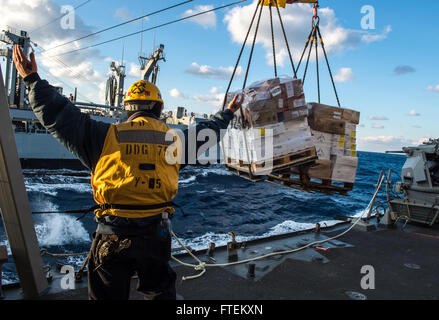 Mittelmeer (12. Februar 2015) Boatswain Mate 2. Joshua Hafen von Huntingdon, Pennsylvania, dient als der Petty Officer in Ladung Paletten bei Nachschub auf See zwischen USS Donald Cook (DDG-75) und das Military Sealift Command Flotte Nachschub Öler USNS John Lenthall (T-AO-189) 12. Februar 2015 überträgt. Donald Cook, ein Zerstörer der Arleigh Burke-Klasse geführte Flugkörper in Rota, Spanien, nach vorne bereitgestellt führt Marinebetriebe in den USA 6. Flotte Bereich der Maßnahmen zur Erhöhung der Sicherheit der Vereinigten Staaten in Europa interessiert. (U.S. Navy Photo von Masse Communicati Stockfoto