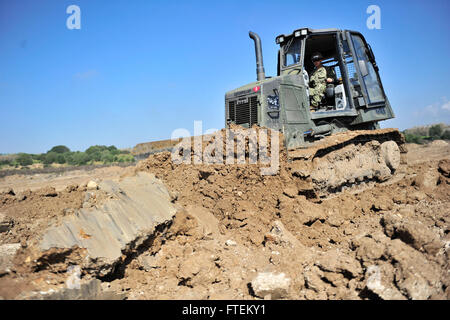 NAVAL STATION ROTA, Spanien (13. Februar 2015) Equipment Operator 3. Klasse David Mortensen, zugewiesen, Naval Mobile Bau Bataillon (NMCB) 11, betreibt einen Bulldozer um die Fläche zu ebnen, wo ein Hubschrauber Landing Zone (HLZ) 13. Februar 2015 platziert werden. Das HLZ Projekt, sobald der Prozess beendet, hilft bei der bilateralen Training mit dem spanischen Militär, Explosive Ordnance Disposal und beeinträchtigt nicht die wichtigste Landebahn der Naval Station Rota. (Foto: U.S. Navy Mass Communication Specialist 1. Klasse Michael C. Barton/freigegeben) Stockfoto